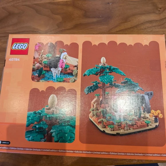 LEGO Jurassic World Dinosaur Diorama Set - Green and Brown - Picture 2 of 2